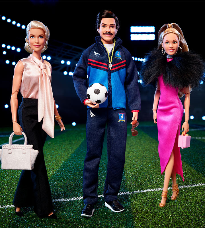 Barbie Signature pop, Ted Lasso met iconisch blauw AFC Richmond trainingspak met pilotenbril, verzamelobject met vensterverpakking, HJW91 Barbie Signature pop, Ted Lasso met iconisch blauw AFC Richmond trainingspak met pilotenbril, verzamelobject met vensterverpakking, HJW91