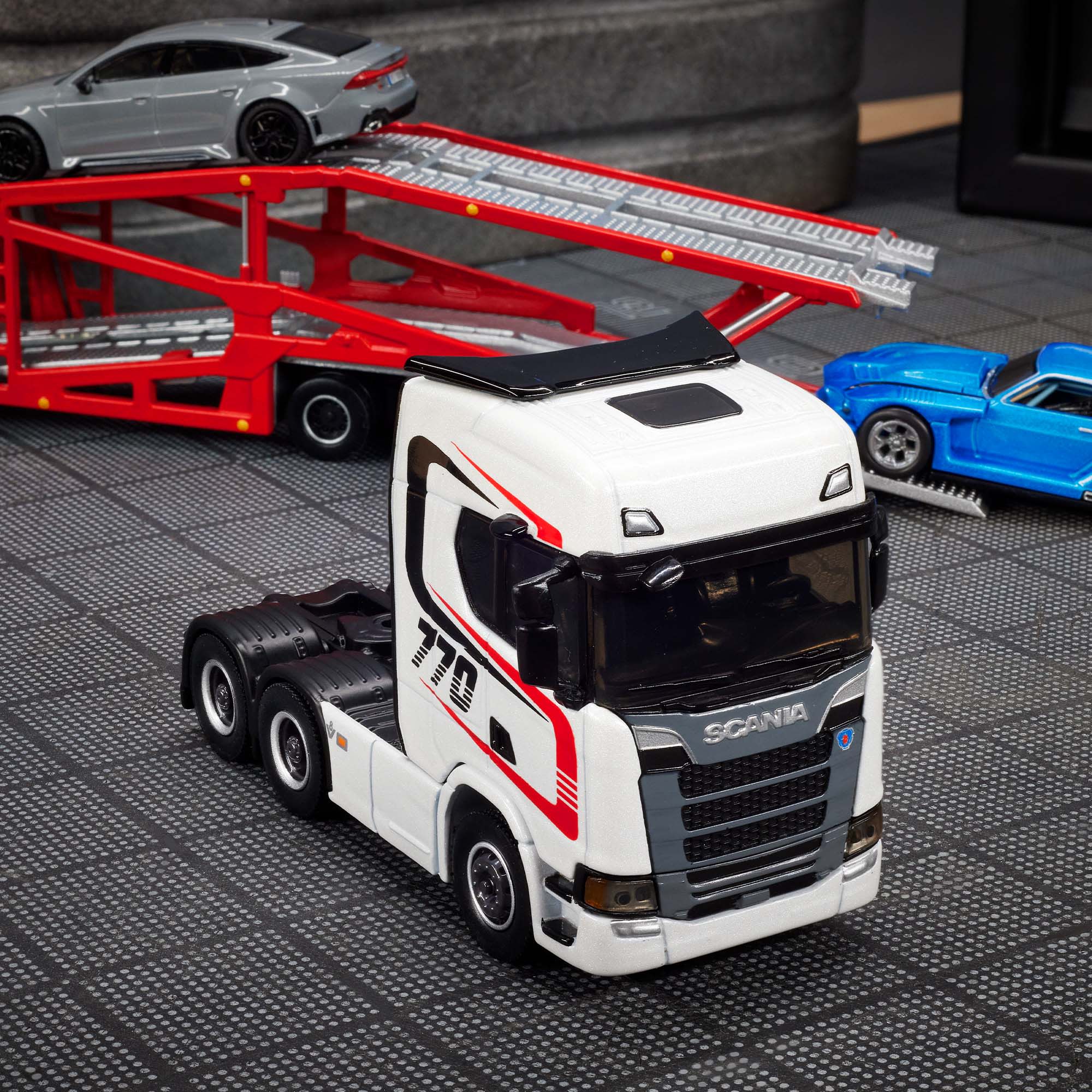 Hot Wheels Elite 64 Scania 770 S Con Rimorchio – Cabina Bianco Perla, Telaio Metallico, Rampa Ribaltabile, Trasporta 6 Auto 1:64